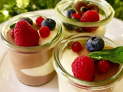 Hausgemachtes Dessert im Glas mit Beeren